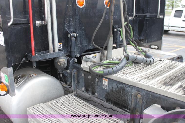 image for item H2080 2008 Peterbilt 389 semi truck