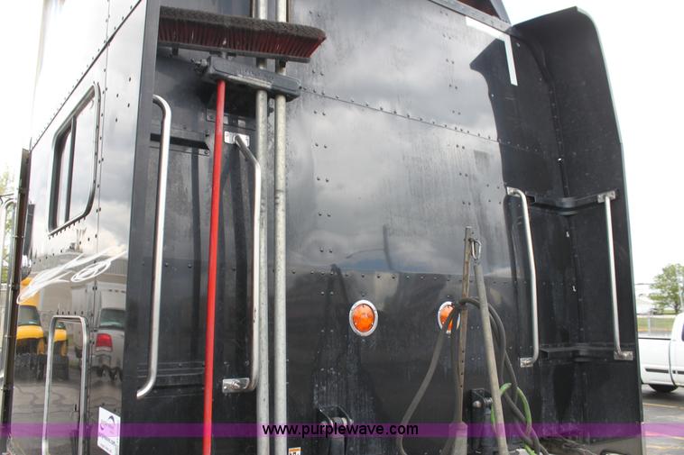 image for item H2080 2008 Peterbilt 389 semi truck