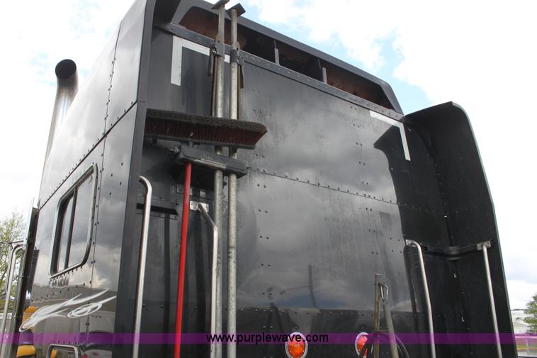 image for item H2080 2008 Peterbilt 389 semi truck