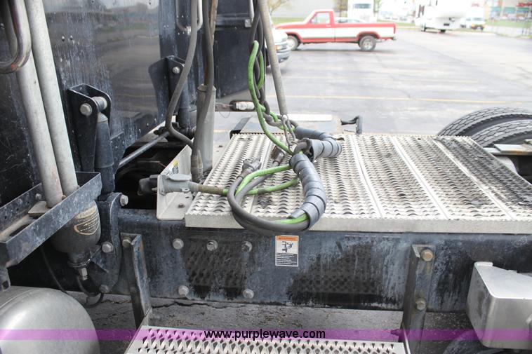 image for item H2080 2008 Peterbilt 389 semi truck