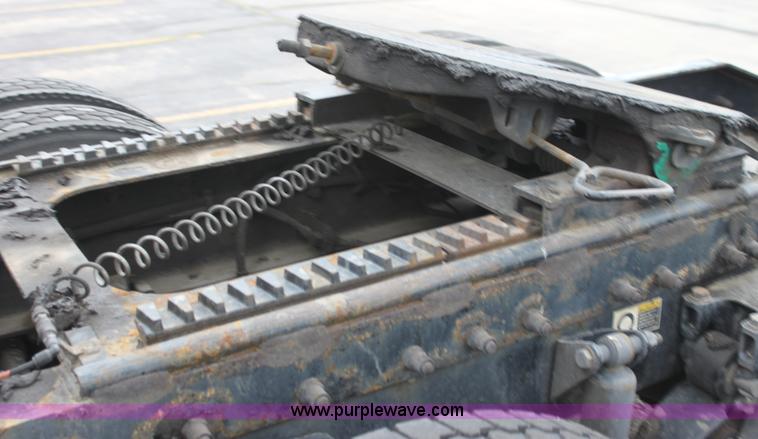 image for item H2080 2008 Peterbilt 389 semi truck