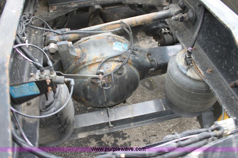 image for item H2080 2008 Peterbilt 389 semi truck