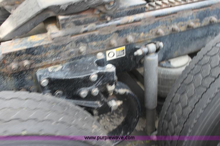 image for item H2080 2008 Peterbilt 389 semi truck