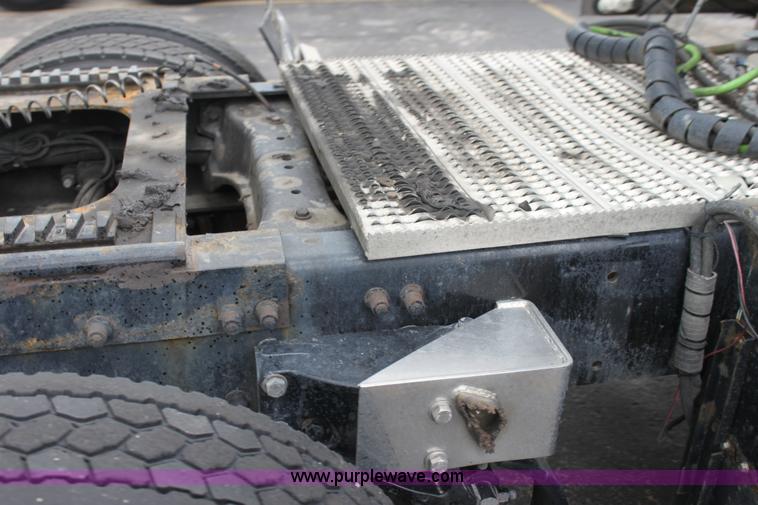 image for item H2080 2008 Peterbilt 389 semi truck