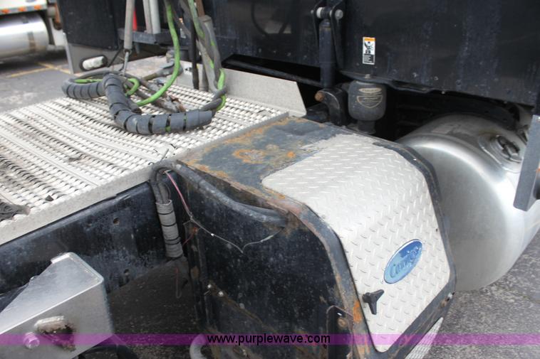 image for item H2080 2008 Peterbilt 389 semi truck