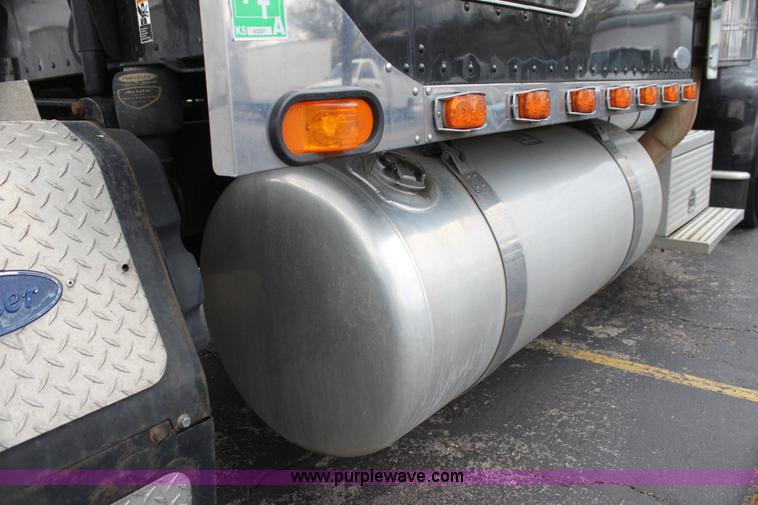 image for item H2080 2008 Peterbilt 389 semi truck