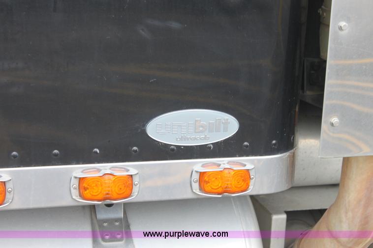 image for item H2080 2008 Peterbilt 389 semi truck