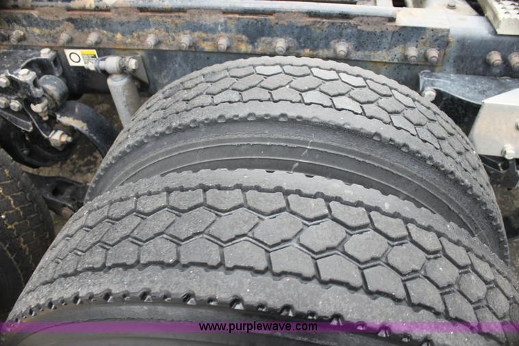 image for item H2080 2008 Peterbilt 389 semi truck