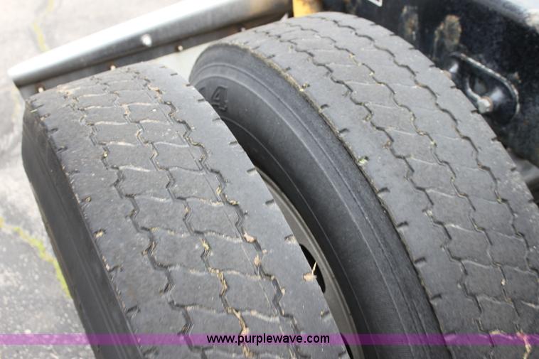 image for item H2080 2008 Peterbilt 389 semi truck