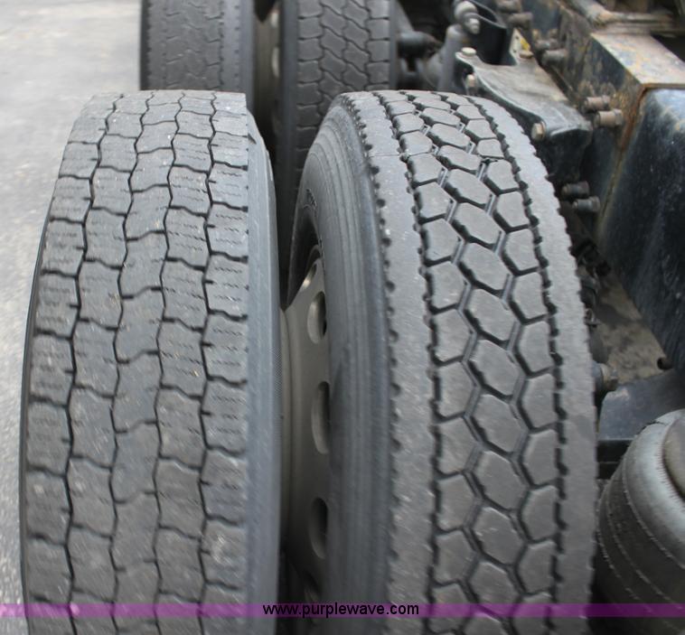 image for item H2080 2008 Peterbilt 389 semi truck