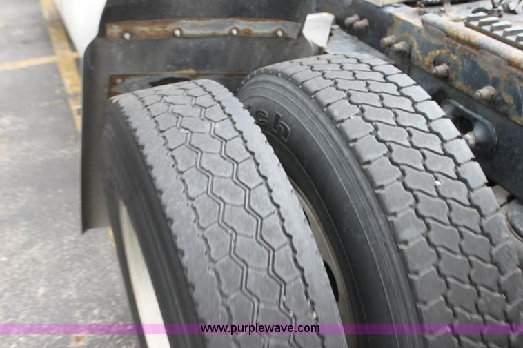 image for item H2080 2008 Peterbilt 389 semi truck