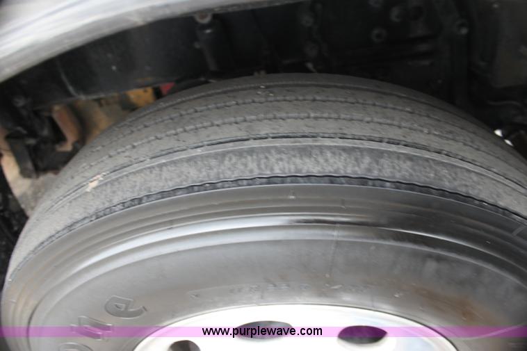 image for item H2080 2008 Peterbilt 389 semi truck