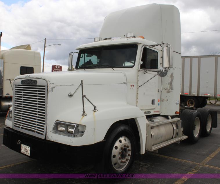 image for item H2082 2002 Freightliner FLD120 semi truck