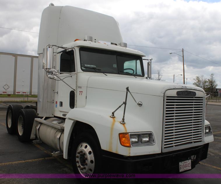 image for item H2082 2002 Freightliner FLD120 semi truck