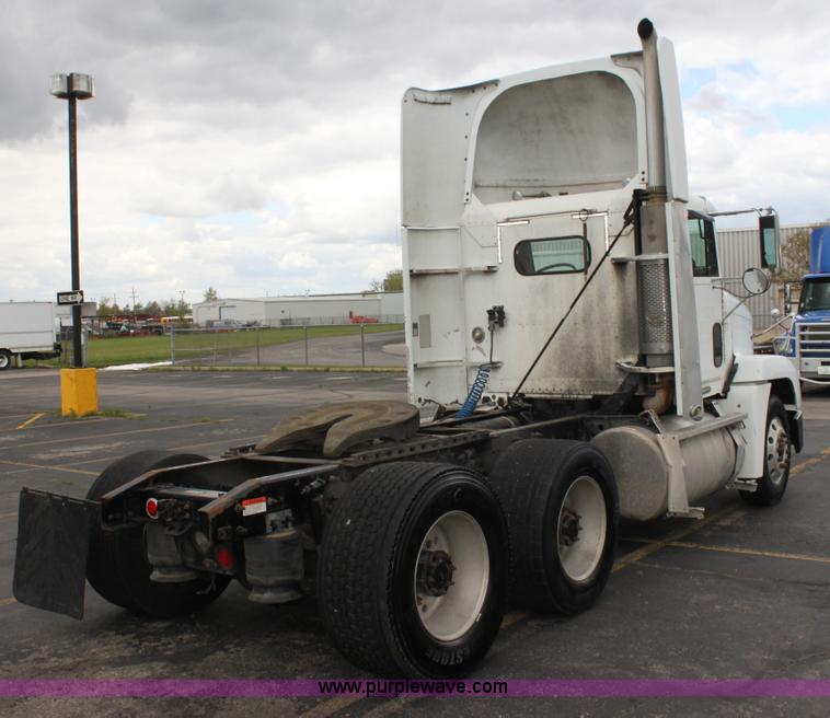 image for item H2082 2002 Freightliner FLD120 semi truck