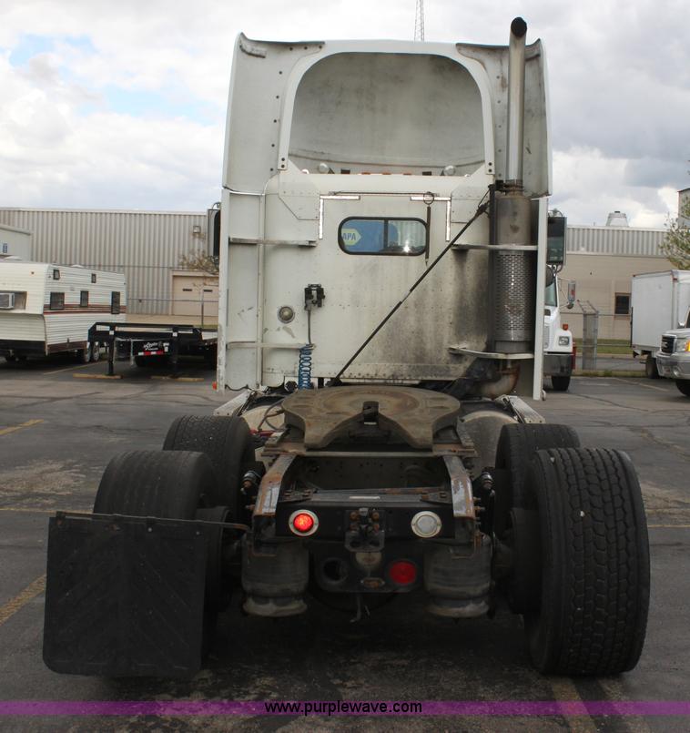 image for item H2082 2002 Freightliner FLD120 semi truck