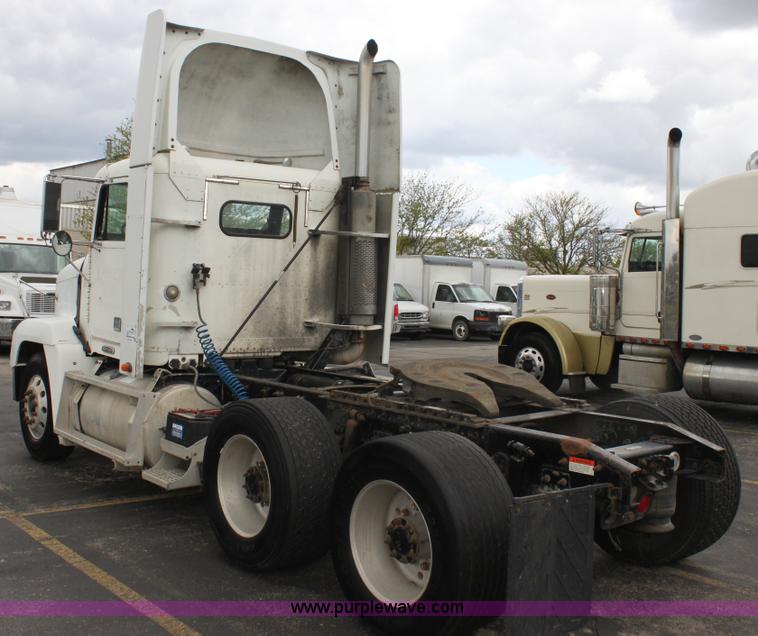 image for item H2082 2002 Freightliner FLD120 semi truck