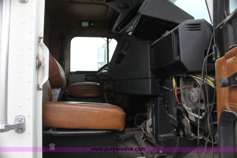 image for item H2082 2002 Freightliner FLD120 semi truck