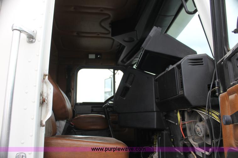 image for item H2082 2002 Freightliner FLD120 semi truck