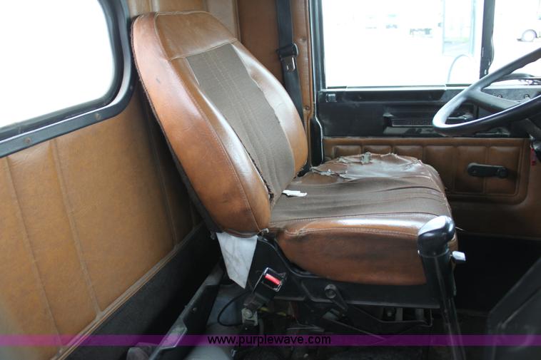 image for item H2082 2002 Freightliner FLD120 semi truck