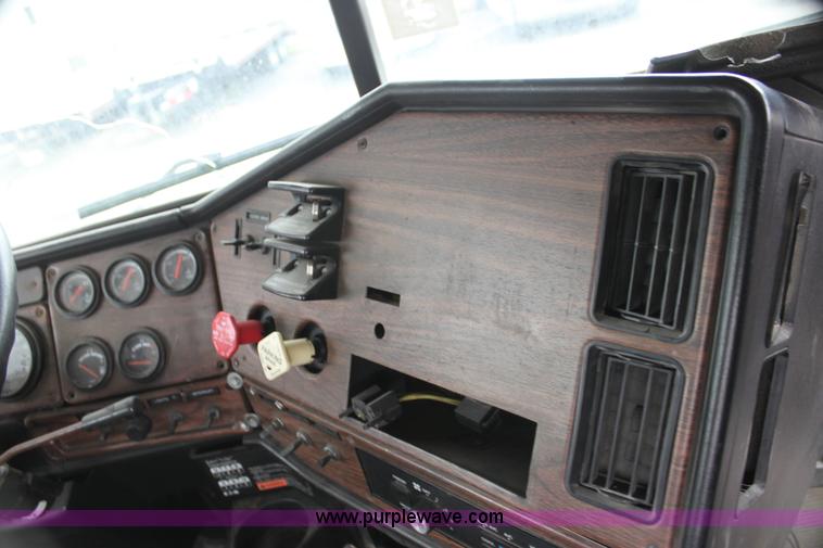 image for item H2082 2002 Freightliner FLD120 semi truck