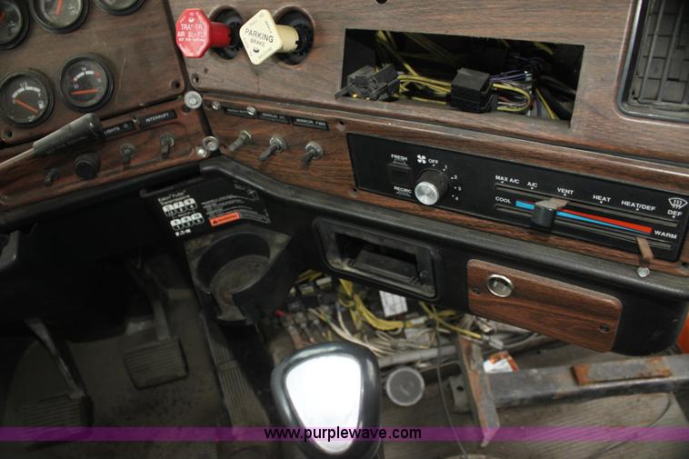 image for item H2082 2002 Freightliner FLD120 semi truck