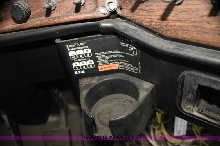 image for item H2082 2002 Freightliner FLD120 semi truck