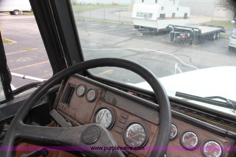 image for item H2082 2002 Freightliner FLD120 semi truck