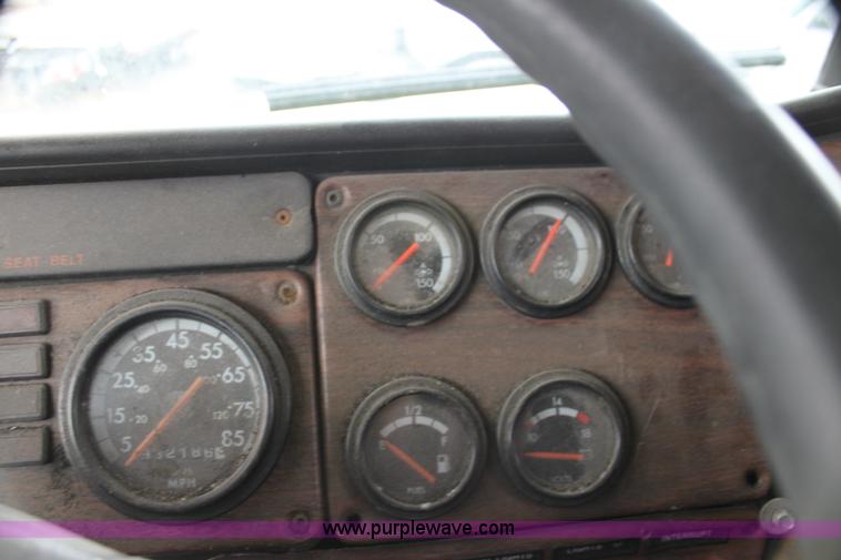 image for item H2082 2002 Freightliner FLD120 semi truck