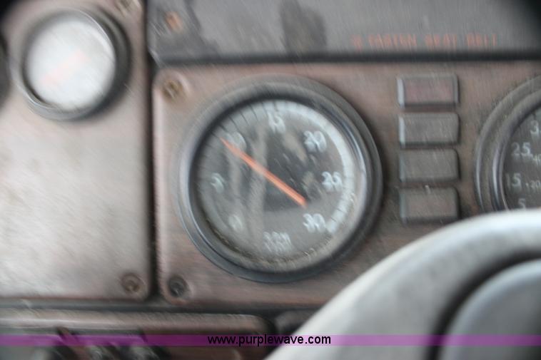 image for item H2082 2002 Freightliner FLD120 semi truck