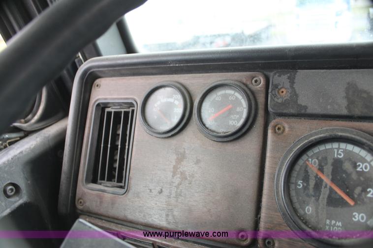 image for item H2082 2002 Freightliner FLD120 semi truck