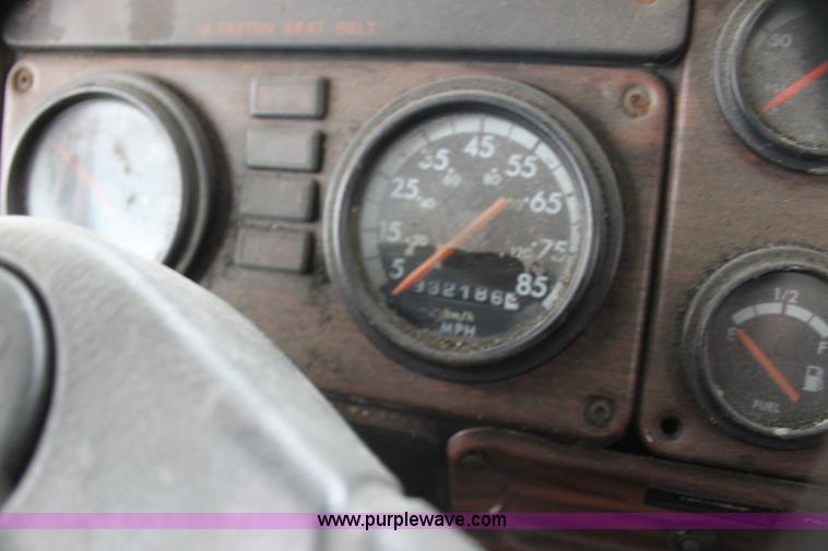 image for item H2082 2002 Freightliner FLD120 semi truck