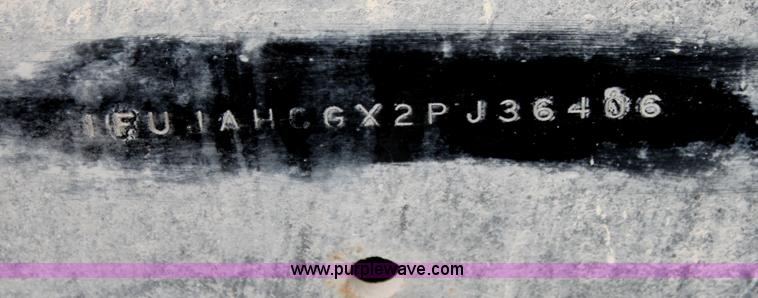 image for item H2082 2002 Freightliner FLD120 semi truck