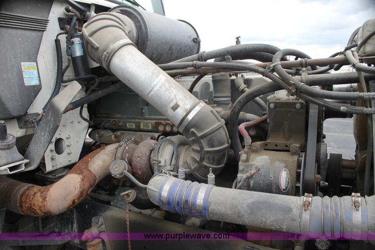 image for item H2082 2002 Freightliner FLD120 semi truck