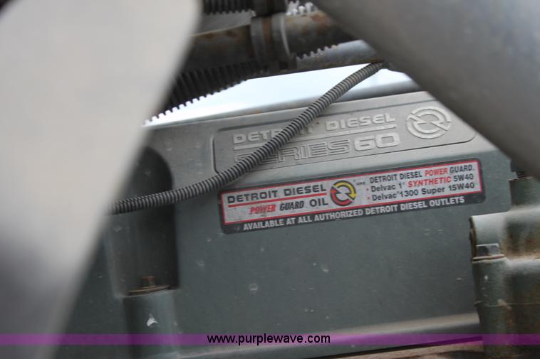 image for item H2082 2002 Freightliner FLD120 semi truck