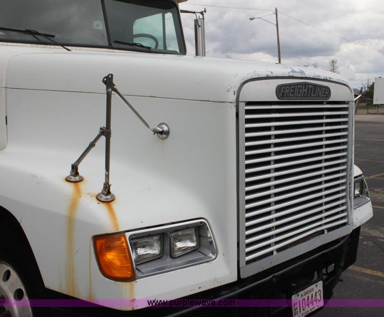 image for item H2082 2002 Freightliner FLD120 semi truck