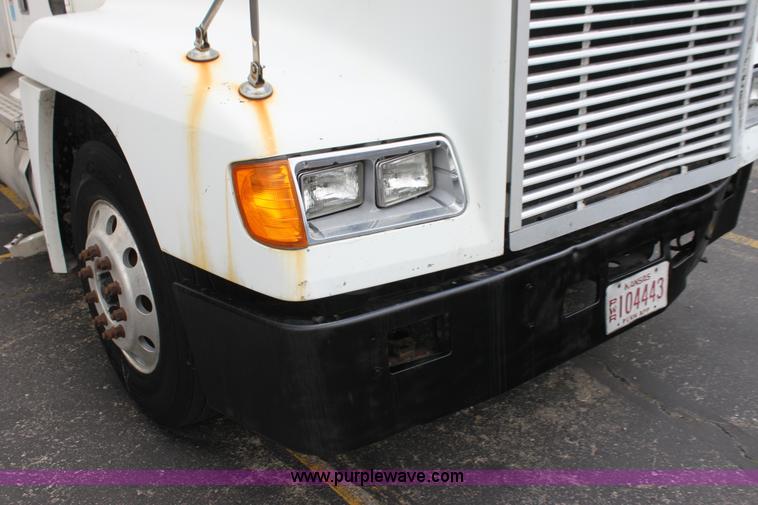 image for item H2082 2002 Freightliner FLD120 semi truck