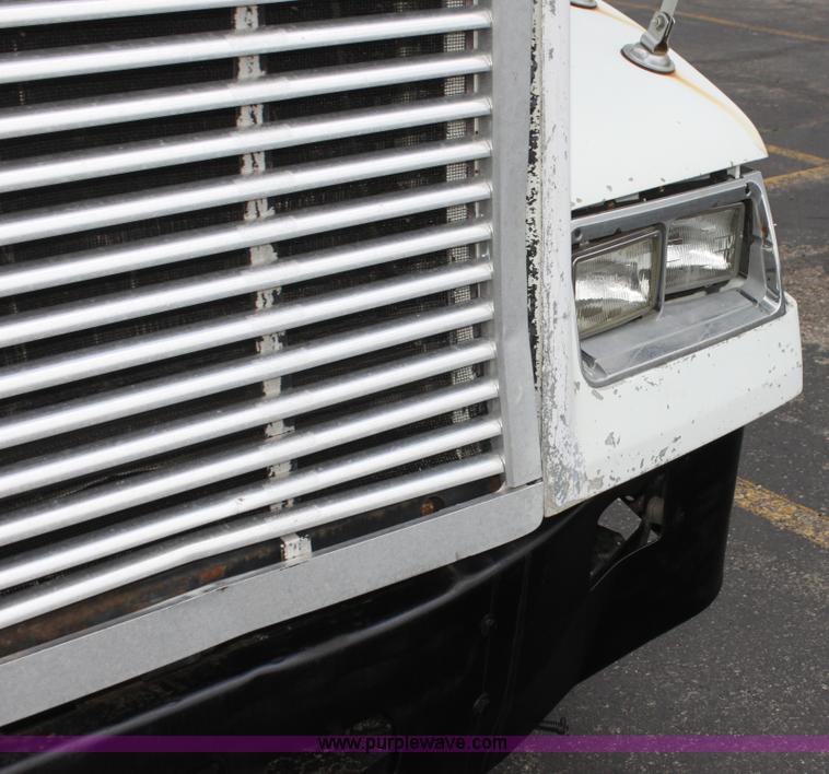 image for item H2082 2002 Freightliner FLD120 semi truck