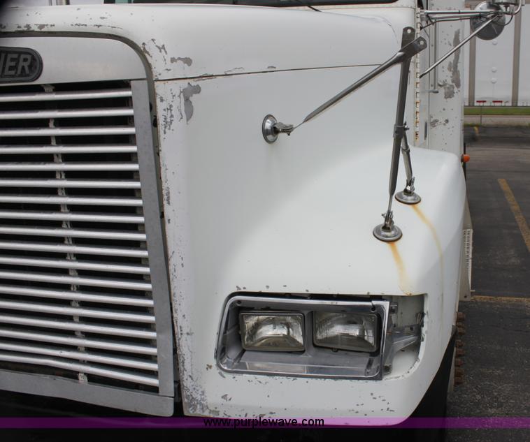 image for item H2082 2002 Freightliner FLD120 semi truck