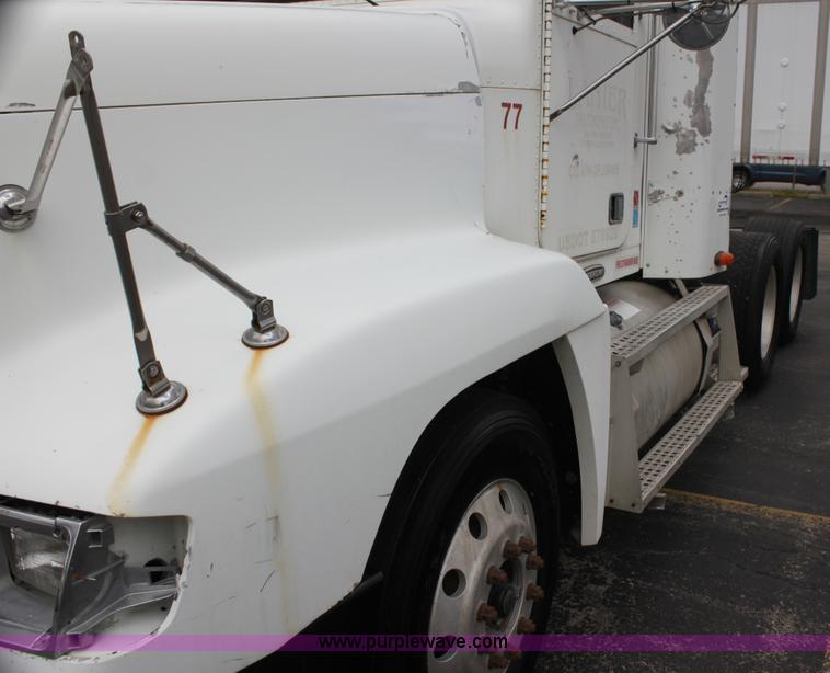 image for item H2082 2002 Freightliner FLD120 semi truck