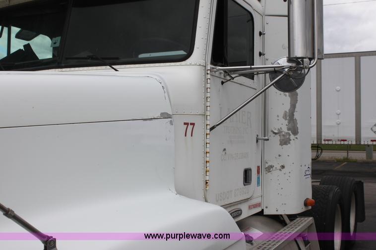 image for item H2082 2002 Freightliner FLD120 semi truck