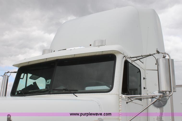 image for item H2082 2002 Freightliner FLD120 semi truck