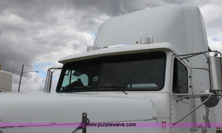 image for item H2082 2002 Freightliner FLD120 semi truck