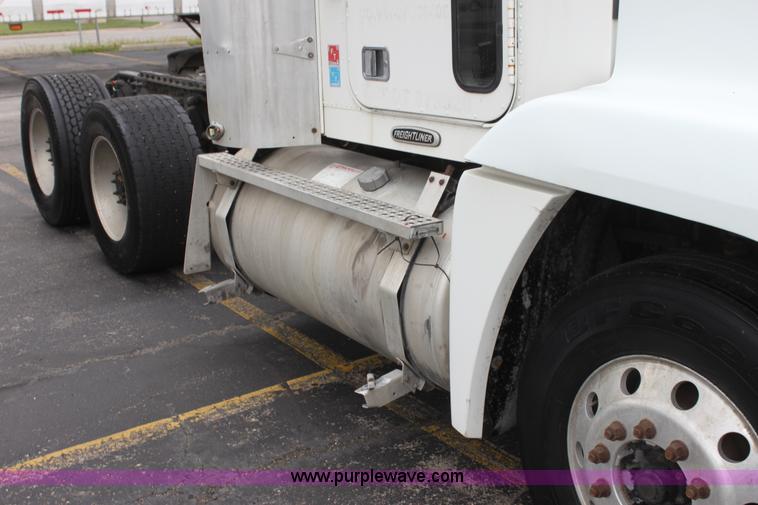 image for item H2082 2002 Freightliner FLD120 semi truck