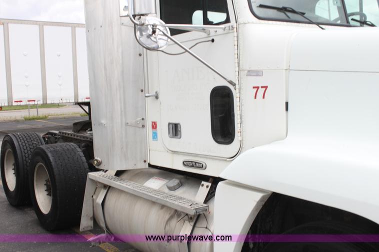 image for item H2082 2002 Freightliner FLD120 semi truck