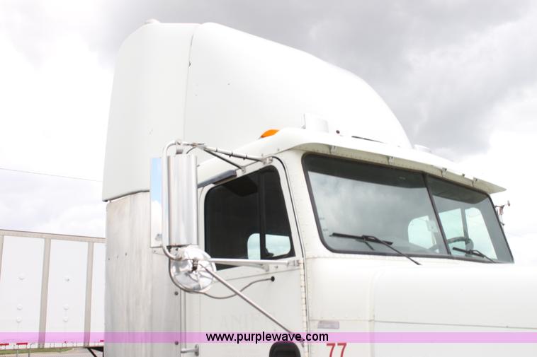 image for item H2082 2002 Freightliner FLD120 semi truck