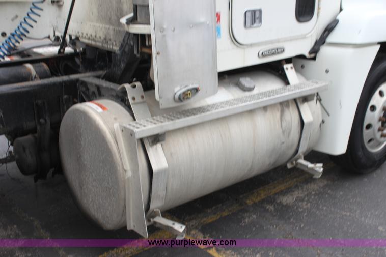 image for item H2082 2002 Freightliner FLD120 semi truck