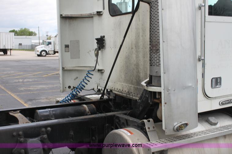 image for item H2082 2002 Freightliner FLD120 semi truck