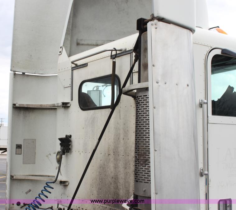 image for item H2082 2002 Freightliner FLD120 semi truck