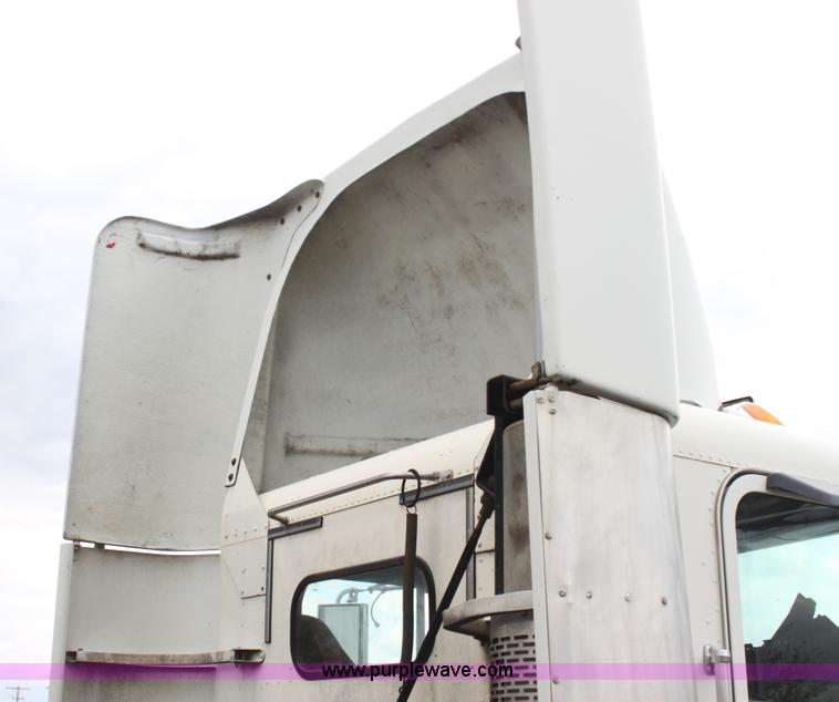 image for item H2082 2002 Freightliner FLD120 semi truck